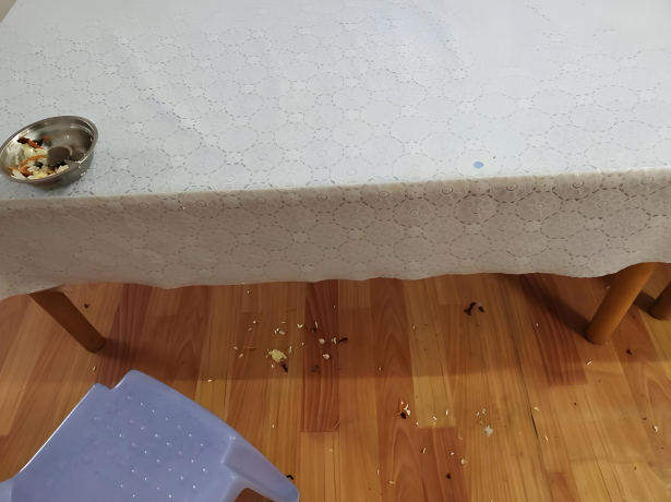 热菜热汤洒在SPC地板上